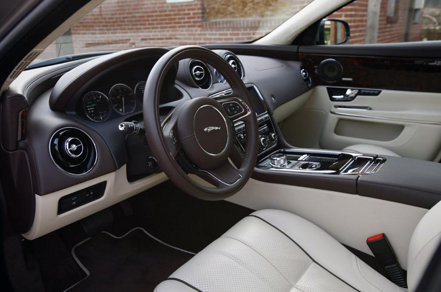  Jaguar XJL 2011 года  (фото 25 из 44)